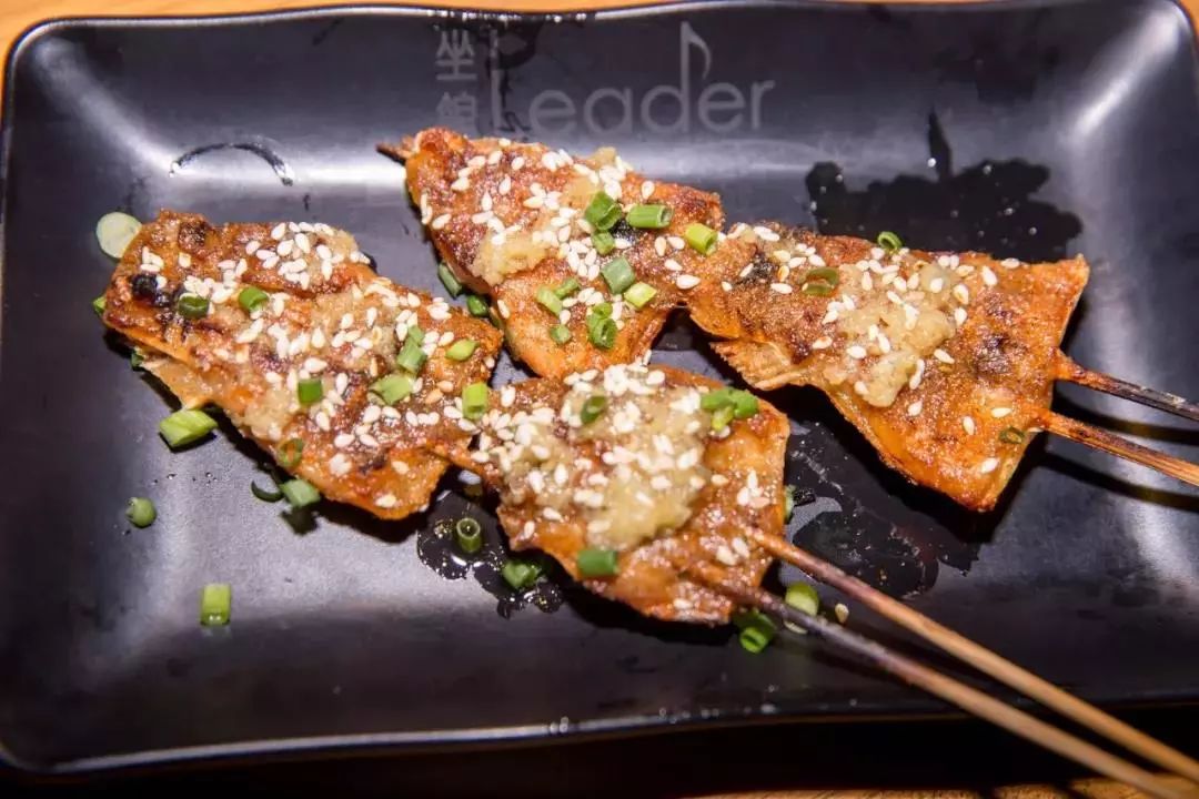 烤出来牛肉和鱼腩,还没有端上来就已经闻到了很有食欲的香味,再看这烤