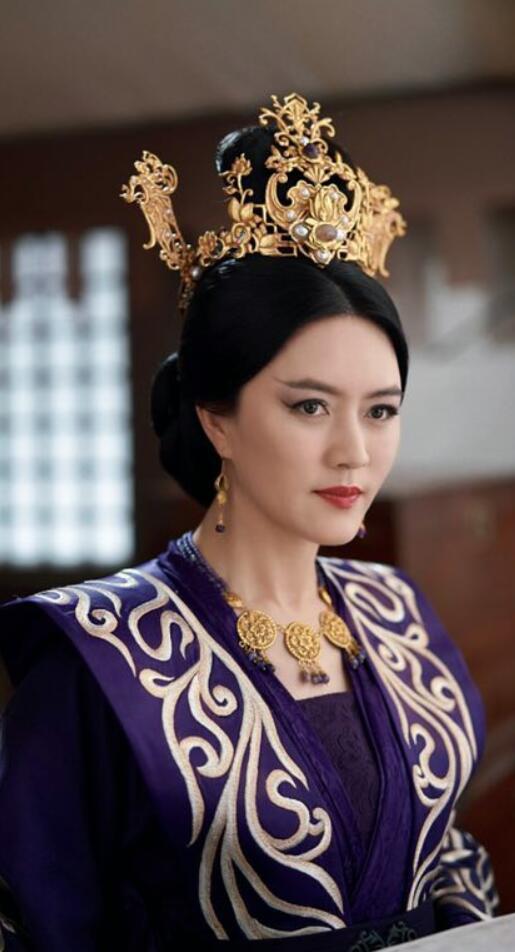 电视剧白发开播即霸屏太后田海蓉霸气行走