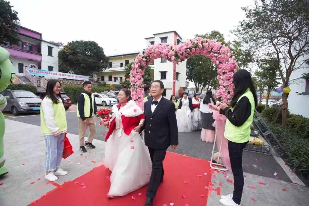 2018年老年人婚禮現場顧家勤奮克服異地分居另一對老人劉永益,林容活