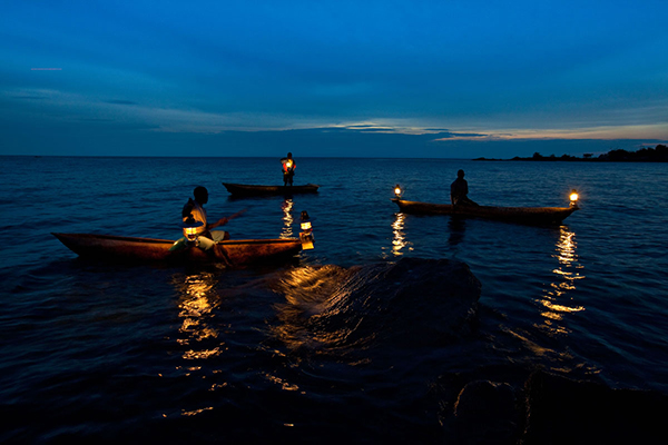 独木舟闯荡尼亚萨湖