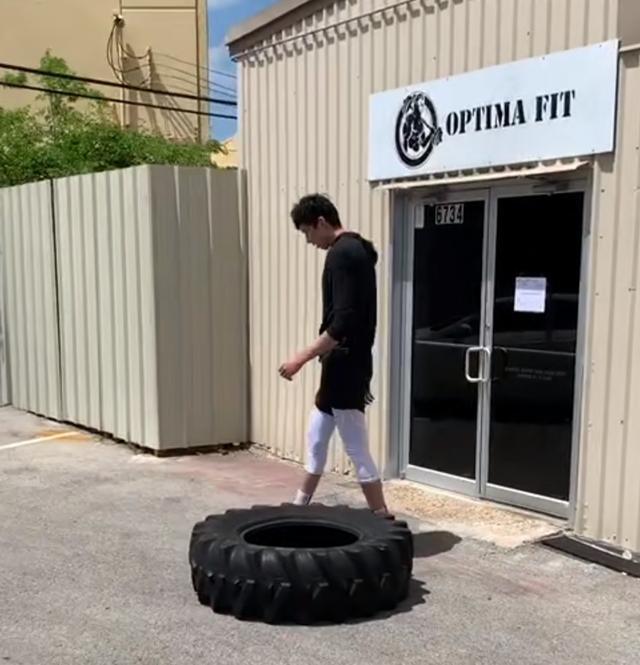 周琦晒健身翻轮胎训练照却遭球迷调侃看看易建联詹姆斯的吧