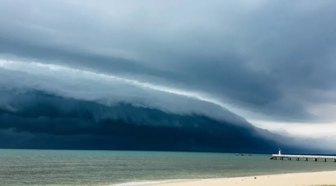 乌云压境上演震撼大片!