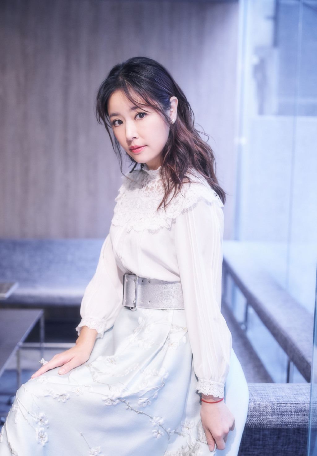 原创林心如太美了,一袭白色连衣裙美成了仙女样,完全不像是43岁辣妈