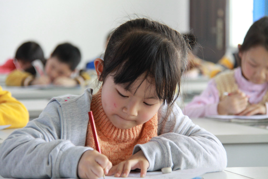 孩子上课时小动作注意力不集中怎么办广衡教育告诉您