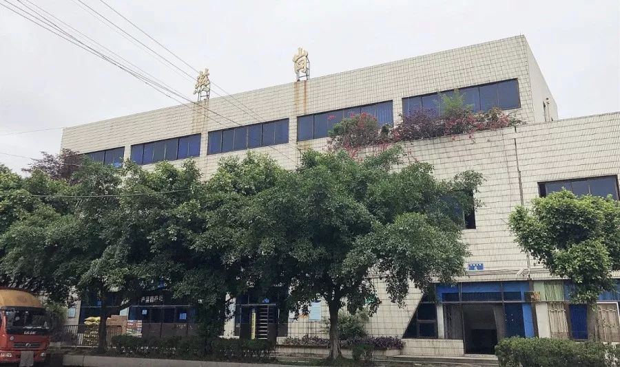 在广场这里有个火车站——燕岗,它是成昆线上的一个小站,建于1965年.