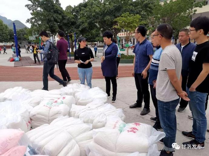 县政府副县长许艳到石海乡检查督导控辍保学工作和学普工作