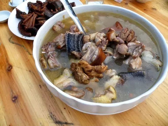 所以广东人就大胆地把蛇猫鸡煲成一锅汤水鱼汤▼水鱼其实是野生甲鱼