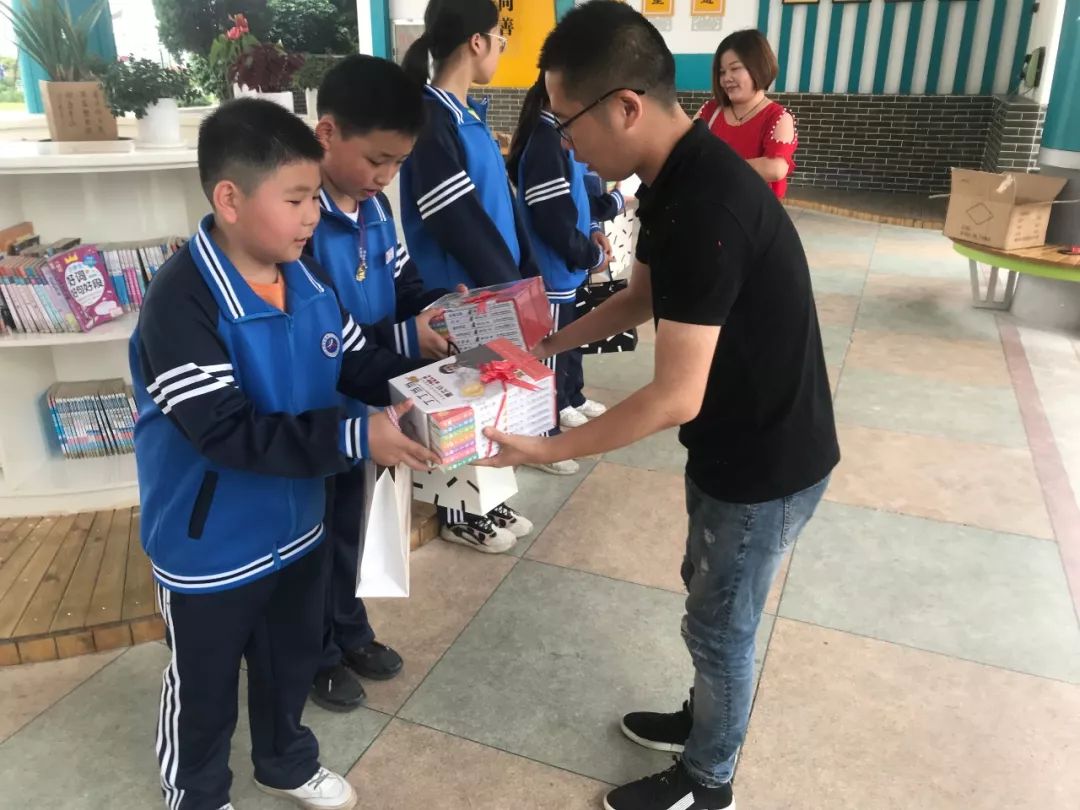 钱库大叔公益爱心人士到钱库三小开展赠书活动