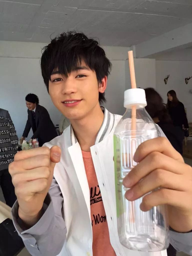 第1位 松村北斗(sixtones) 以上是4万名日本女生的评选结果,每次的