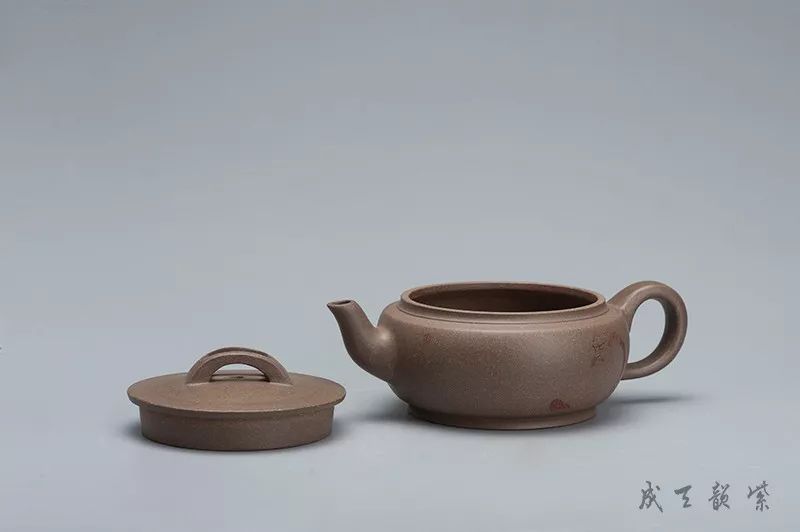 作者简介王燕生于陶艺世家,自幼徜徉于紫砂艺术之天地,对紫砂光器独有