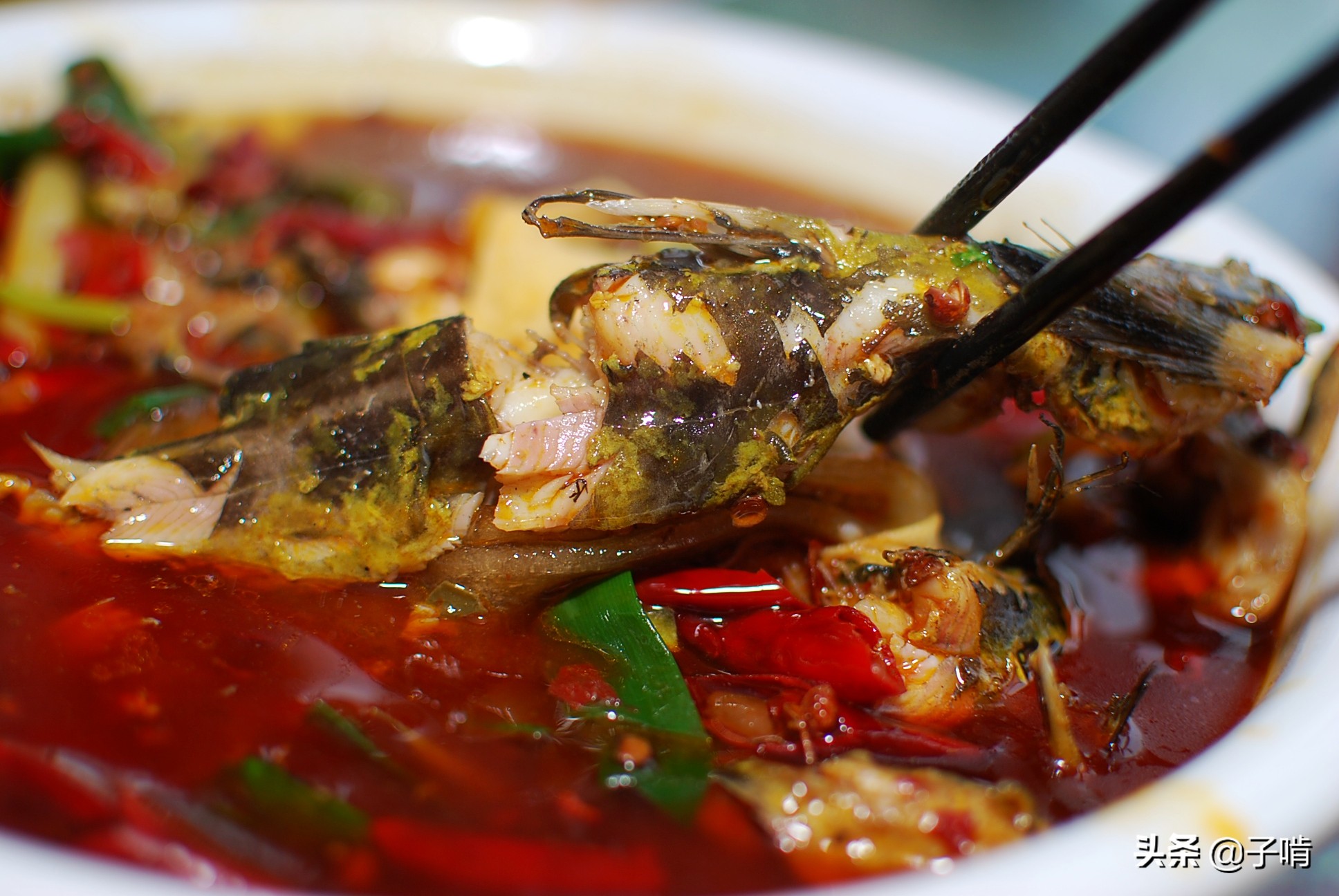 200元一盆麻辣黄辣丁,辣得背后都全湿透了,就是舍不得停下筷子
