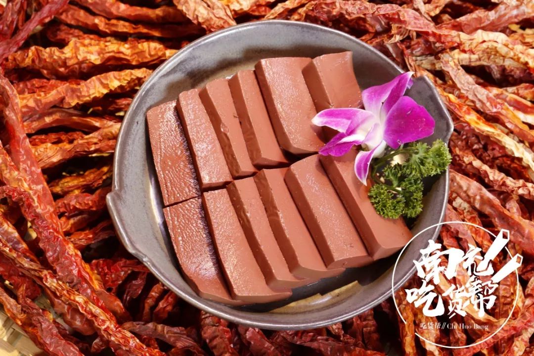 清火茶煮火锅也是头一回见再满上熬过的老鹰茶汤底10余种调料置入鸭血