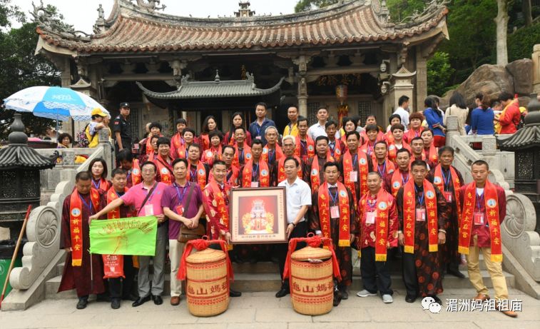 与此同时,来自广东陆丰龟山天后宫管委会会长林奕生,携几十位妈祖敬仰