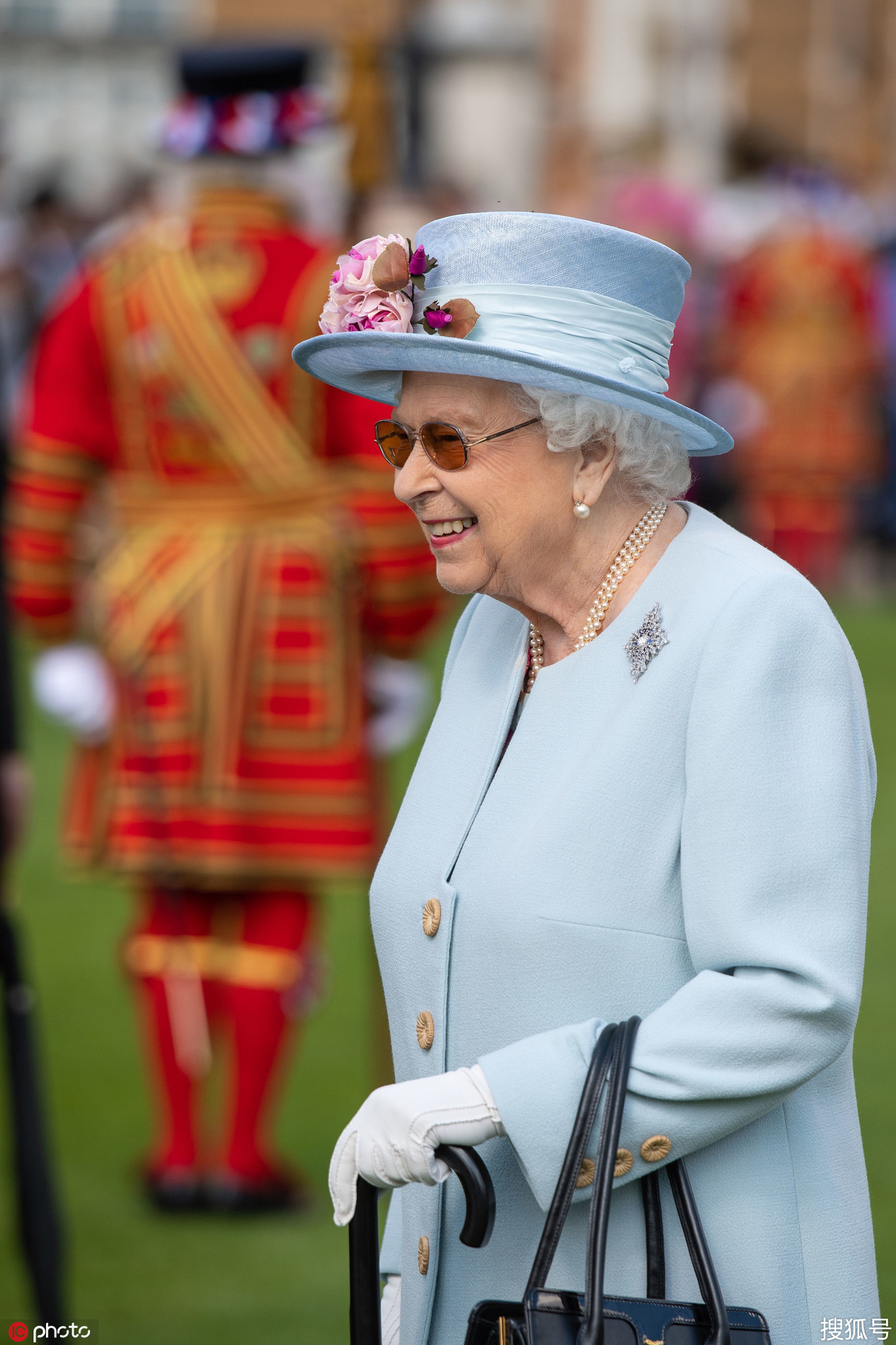 英王室举办花园聚会 女王蓝衣花帽神采飞扬