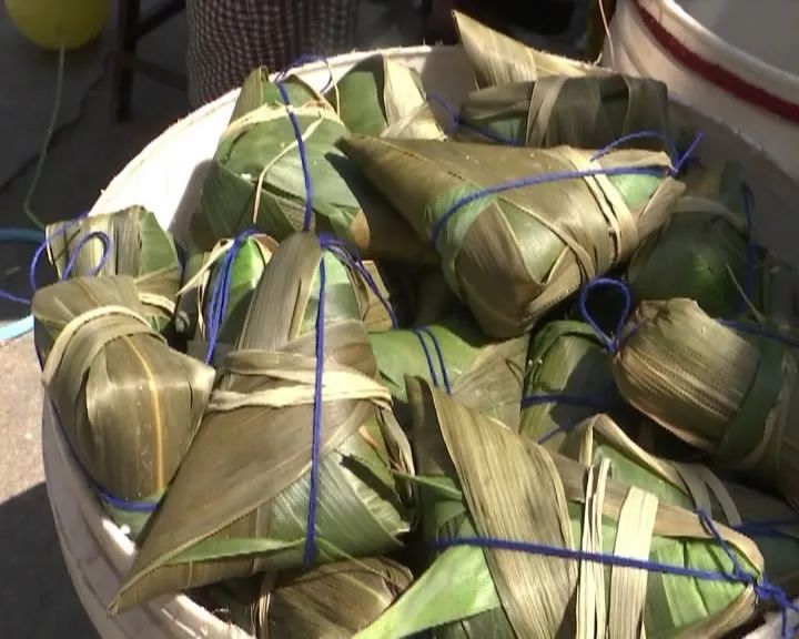 在机械化生产占主流的今天, 粽子是少数仍需手工制作的食物之一.