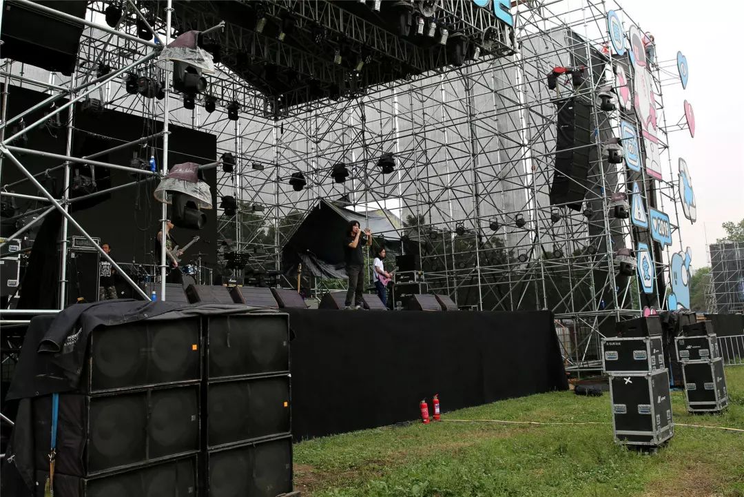 现场主扩声仍然选用由北京太平宝迪提供的英国martin audio 线阵列