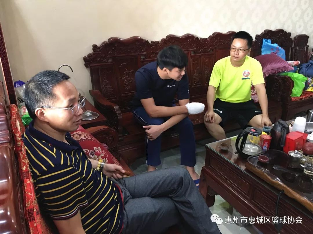 惠城篮协探访省联赛惠州队伤退小将11号周俊杰