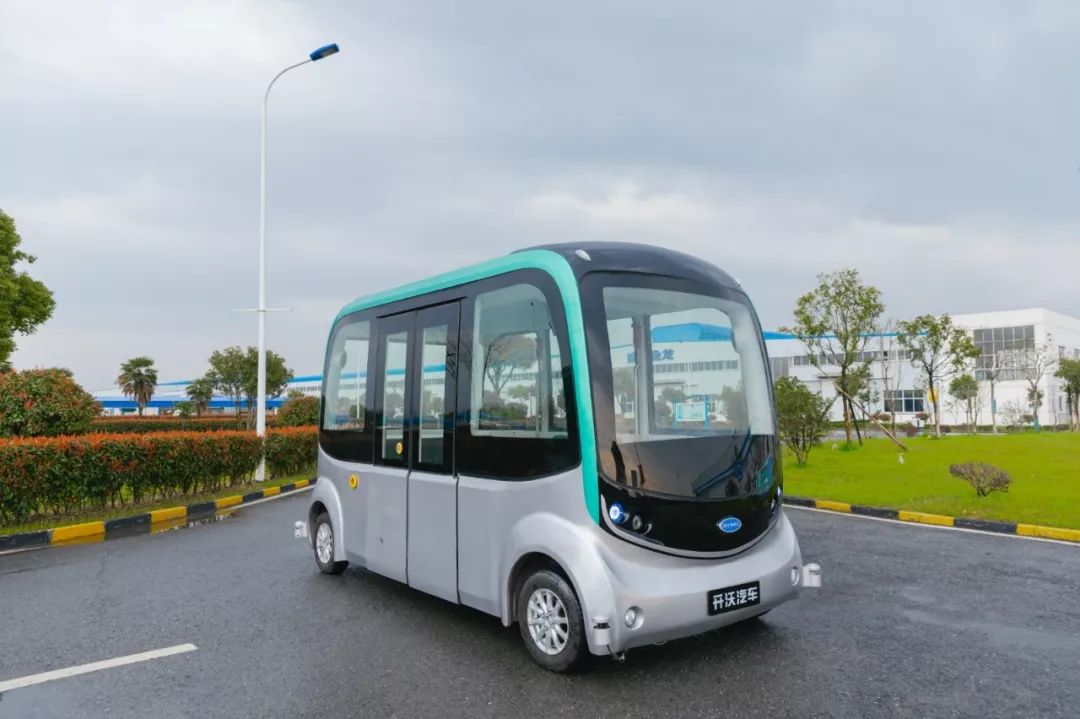 "蓝鲸号"是一台可以容纳12人乘坐的小型观光巴士,不仅拥有充满科技感