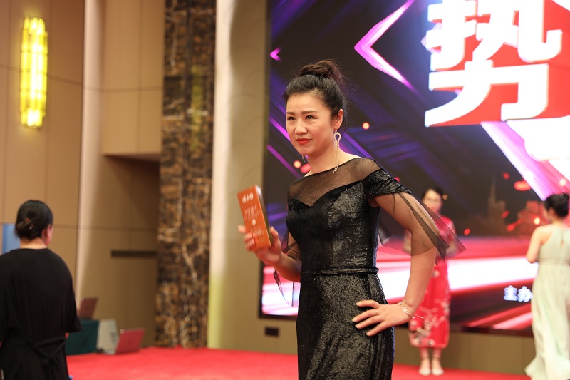 暖小白第四届创业者财富峰会圆满成功_李茵娜