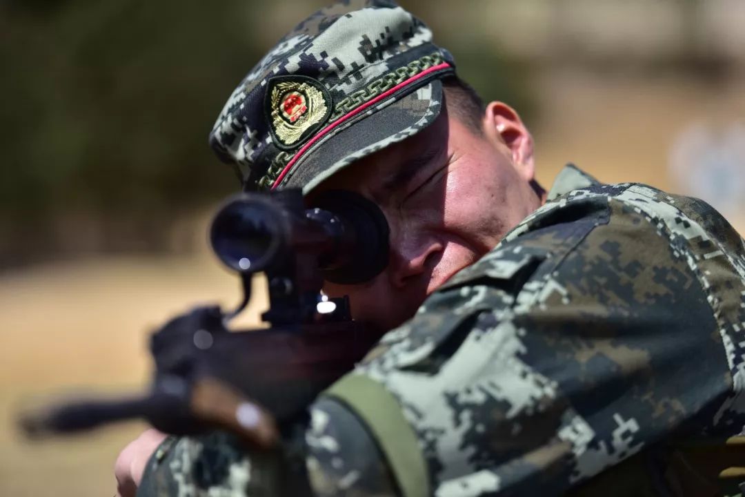 实拍武警官兵实弹射击,练兵场上硝烟弥漫