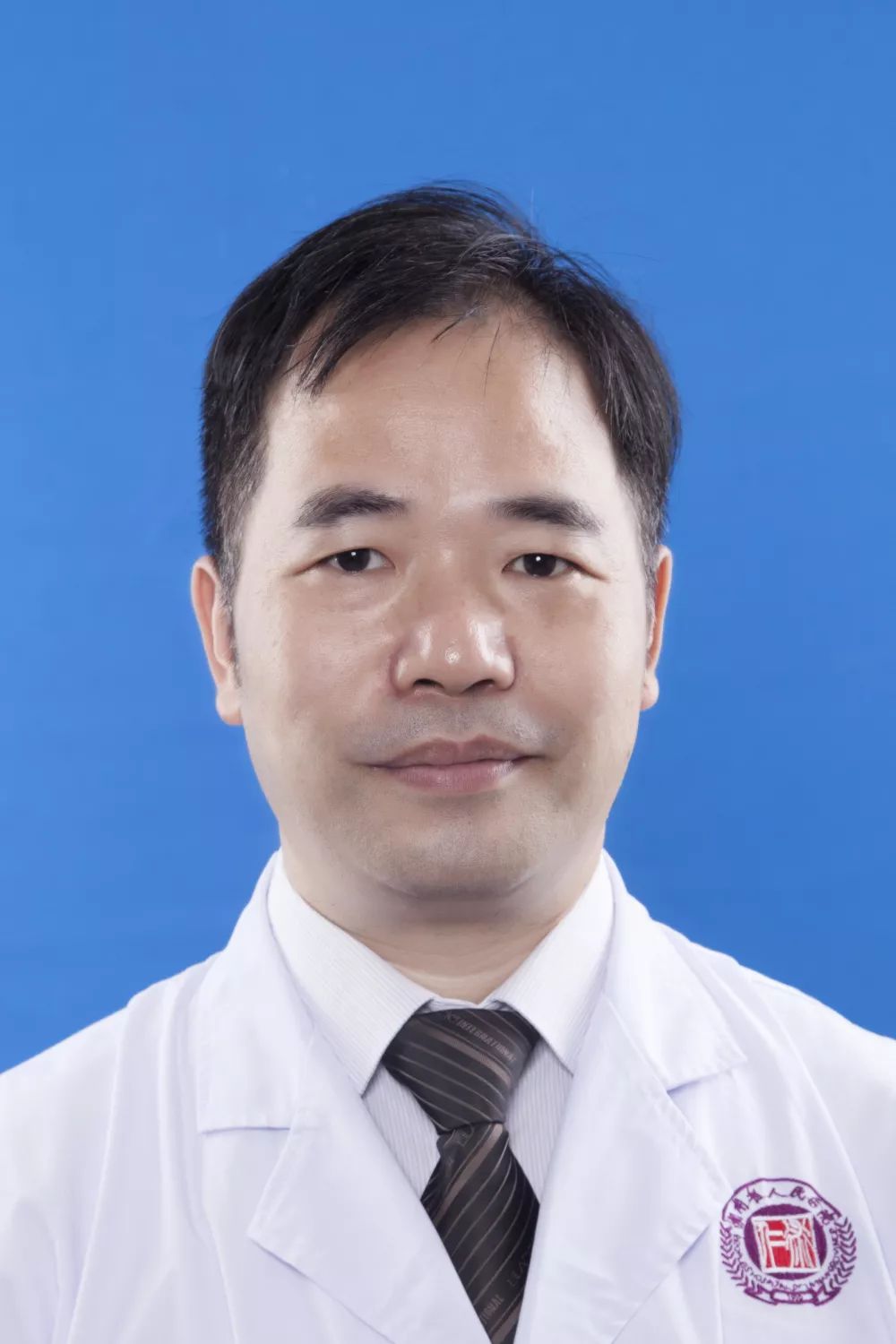 贺学军骨五科主任,主任医师,毕业于南华大学,湖南省医学会骨科专业