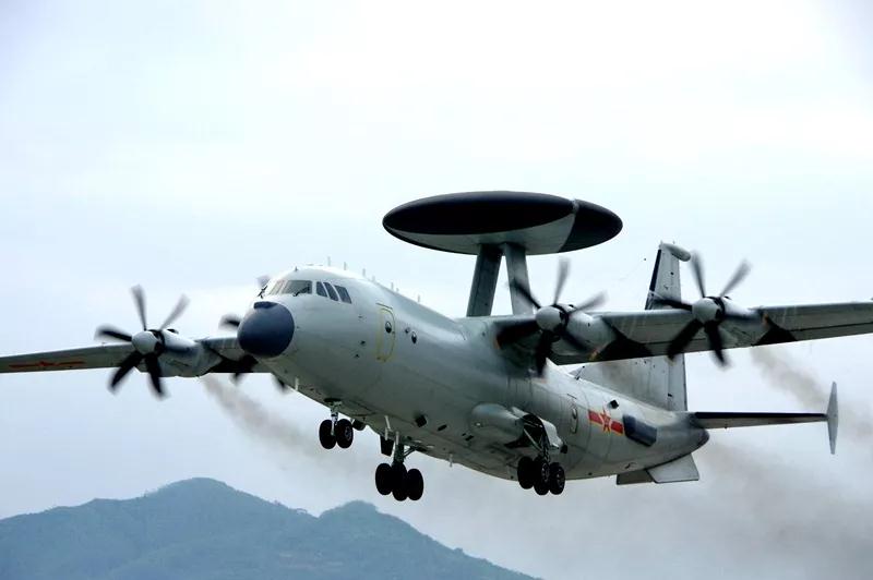 南海舰队公开空警500预警机出击画面