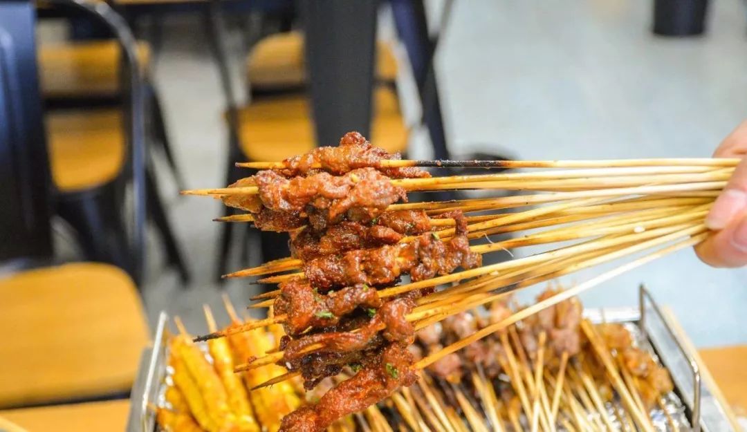 夜宵圣地 正宗湘西烧烤 开业特惠 炭烤生蚝1.99元/只 小龙虾28/斤/份