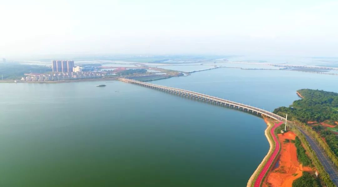 格蘭雲天,中航城,富華公園景區,高爾夫球場等,緊依大學城,南湖公園