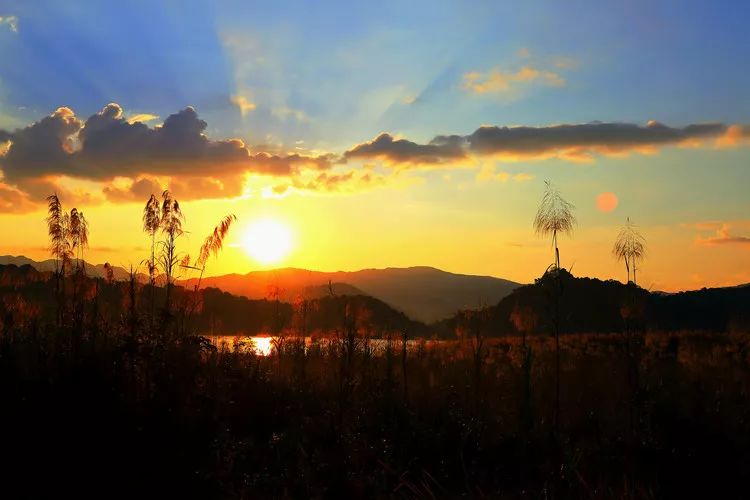 西盟县城勐梭镇西盟的早晨我推开窗子,一朵云飞进来——带着深谷底层