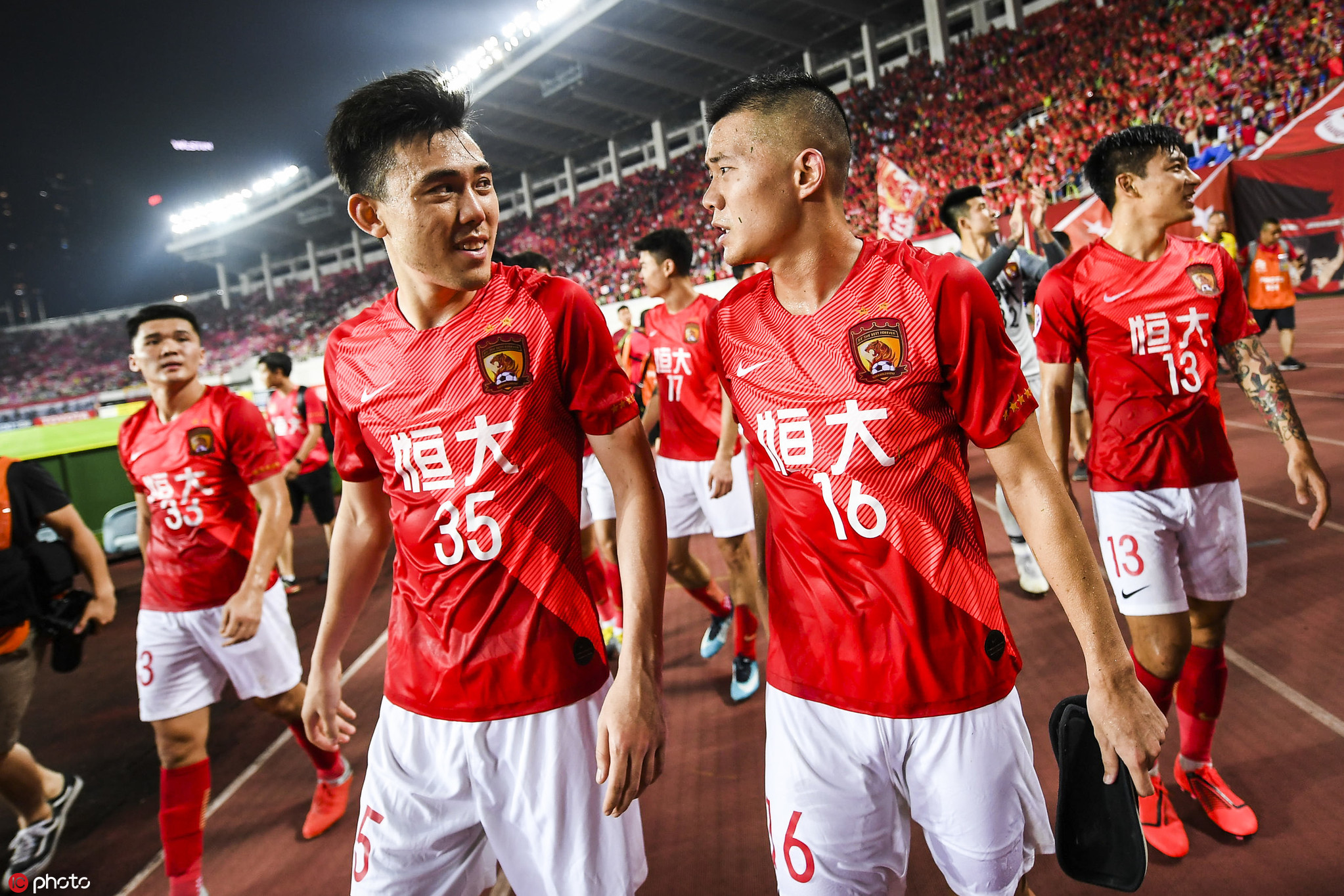 亚冠出线!广州恒大球员谢场,老队长郑智笑容灿烂