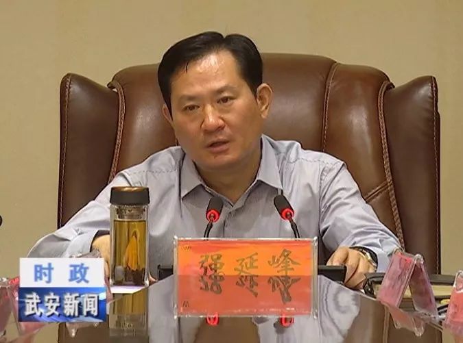 会上,强延峰依次调度各乡镇土地卫片整改进度,详细了解推进过程中遇到