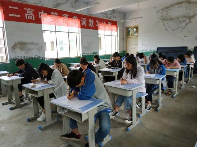 镇平二高中举行英语单词默写比赛