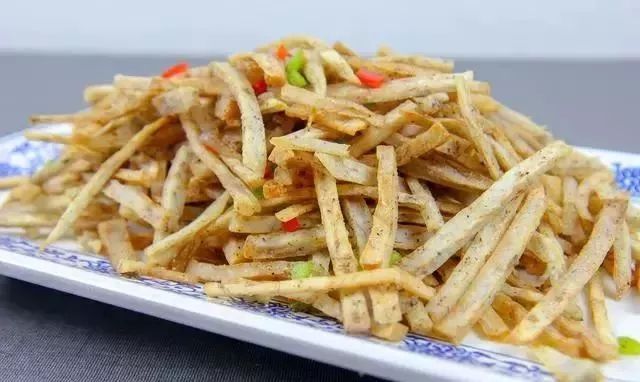 做一道椒盐芋丝,比炸薯条还好吃,每次孩子都吃光!