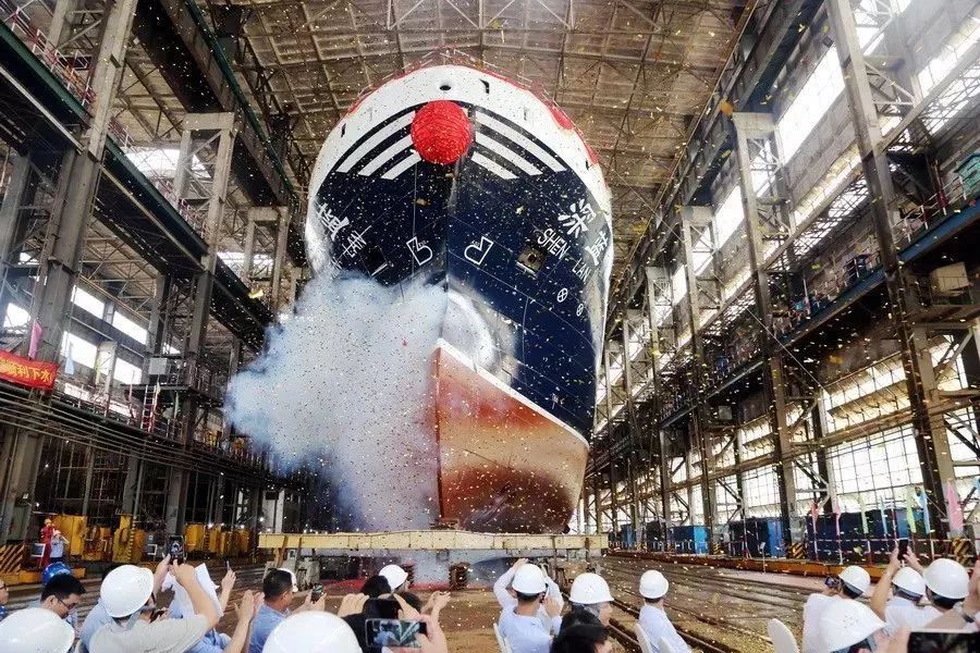 我国首制南极磷虾船深蓝号在广州下水
