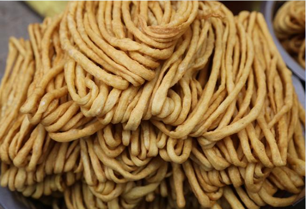 土族饮食既保留了土族游牧生活的传统,又有农耕生活的特点.