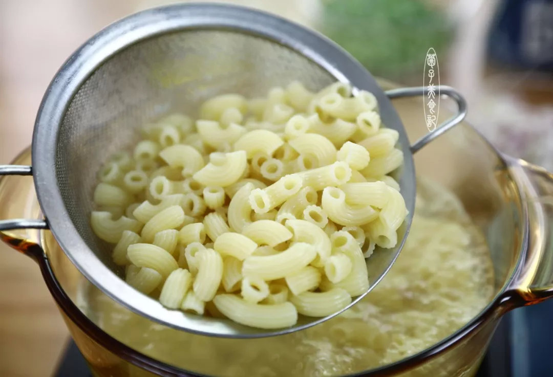 烧开,通心粉下锅煮7分钟捞起沥干水,下锅煮通心粉时加一小勺盐一起煮