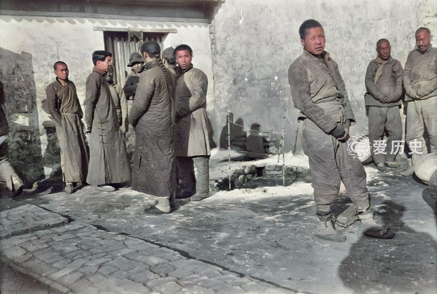 民国时罪犯放风的珍贵彩照看站立姿势谁是大哥一目了然