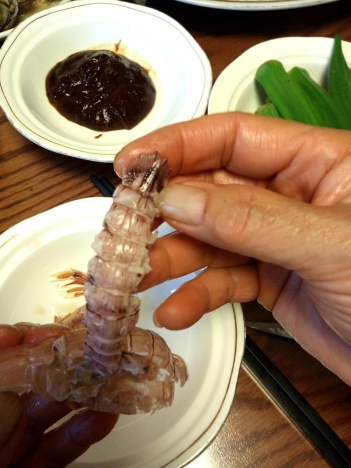 皮皮虾味道鲜美好吃, 剥皮皮虾很困难, 这个方法简单方便