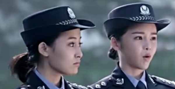 自由散漫,训犬的时候嘻嘻哈哈的态度,无疑是整部电视剧的致命一击