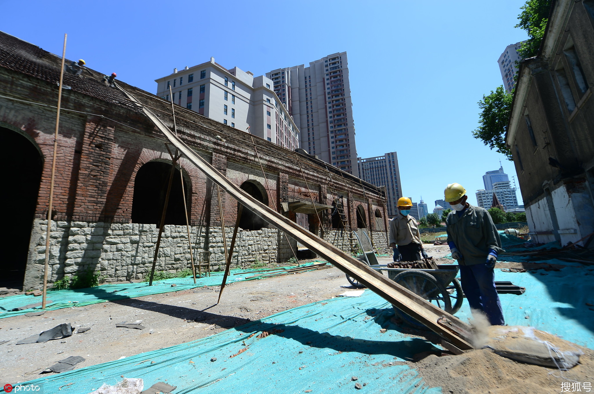 平方米的老建筑,四面墙体全是红砖,屋顶为木制结构,覆盖着近万片红瓦