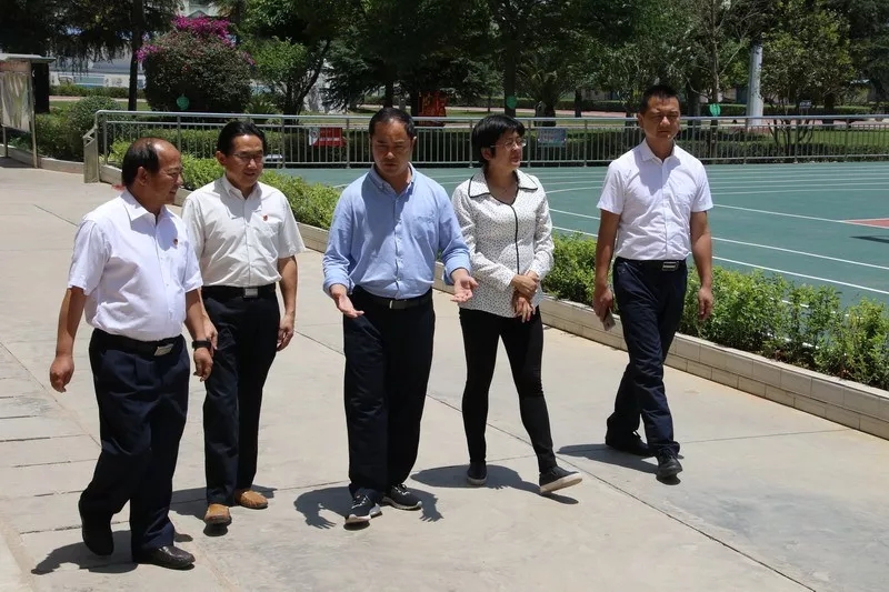 5月8日下午,县委书记吴渔琛等县领导对易门县教育体育,卫生健康工作