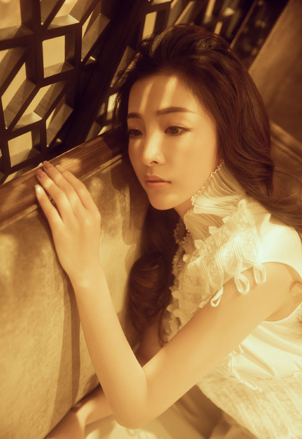 女艺人厉蔺菲性感魅力时尚写真