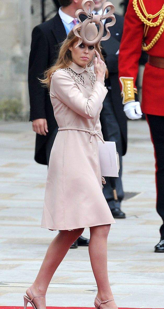 原创英国尤金妮公主结婚后好会穿!一身黑色碎花裙美得优雅,自带高贵