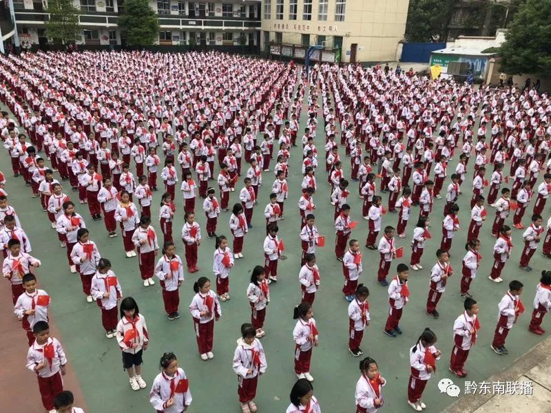 昨天凯里八小以这样的方式为祖国献礼