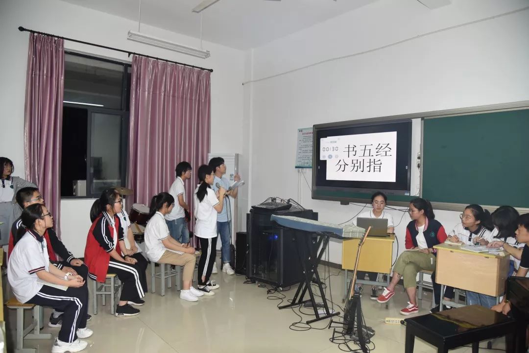 五月,天地澄蓝无物,小径寂寥无为,阳光和好风都温柔千种.