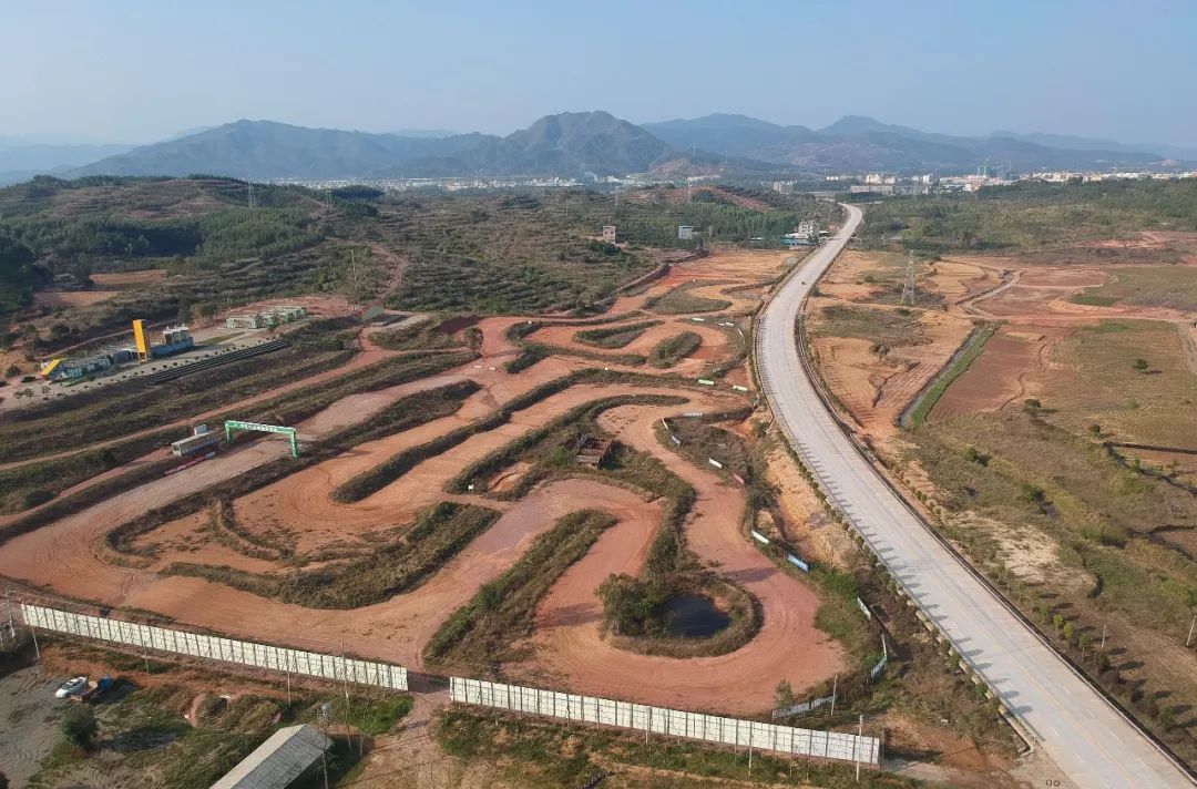 是目前华南地区最大的越野综合型赛车场;赛道全长1