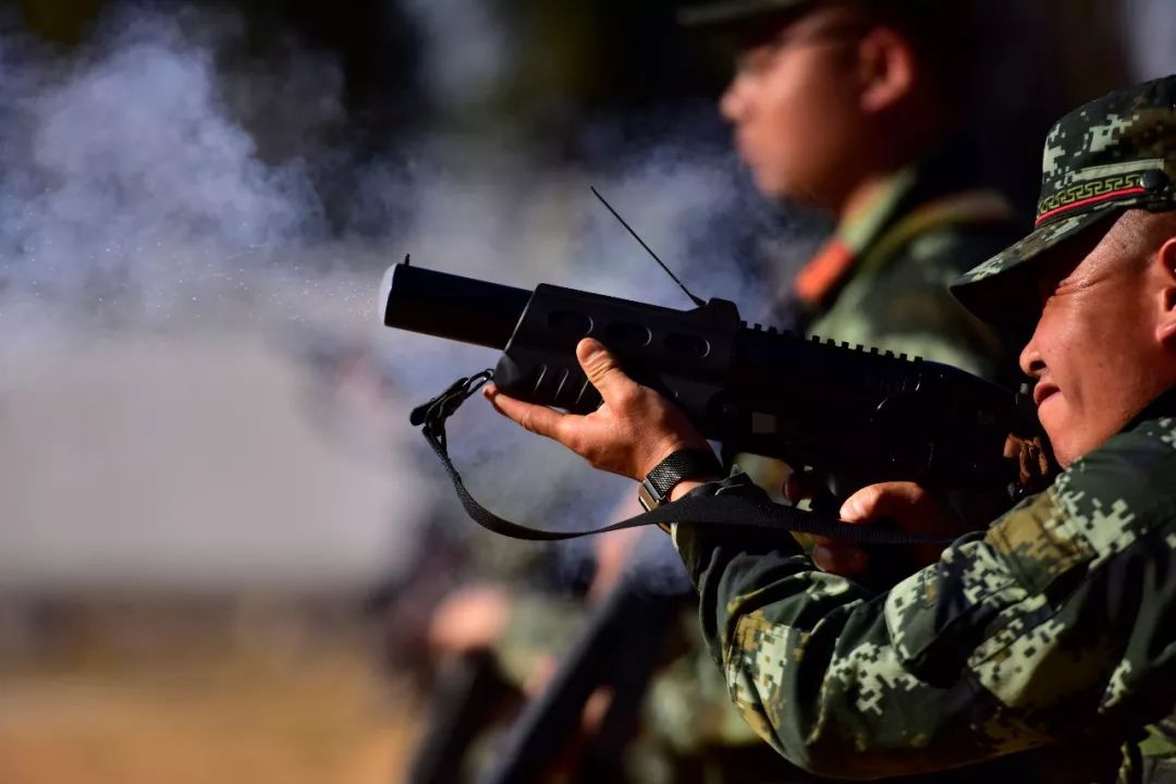 实拍武警官兵实弹射击,练兵场上硝烟弥漫