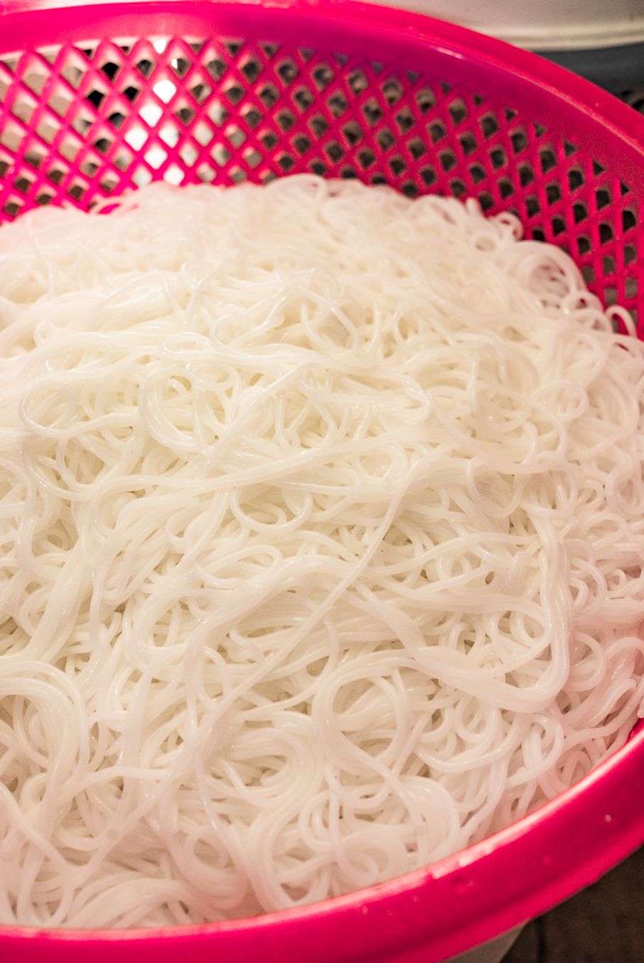 不同于别家的粉面店只有河粉米粉,阿姨的店里还有珍珠粉,阿姨说霞山区