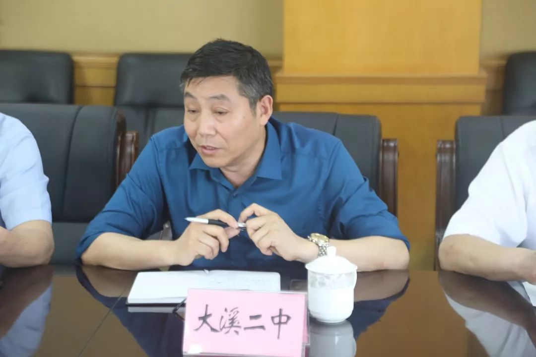 镇长林锋出席会议座谈之前,连永明一行实地走访了大溪二中,潘郎小学