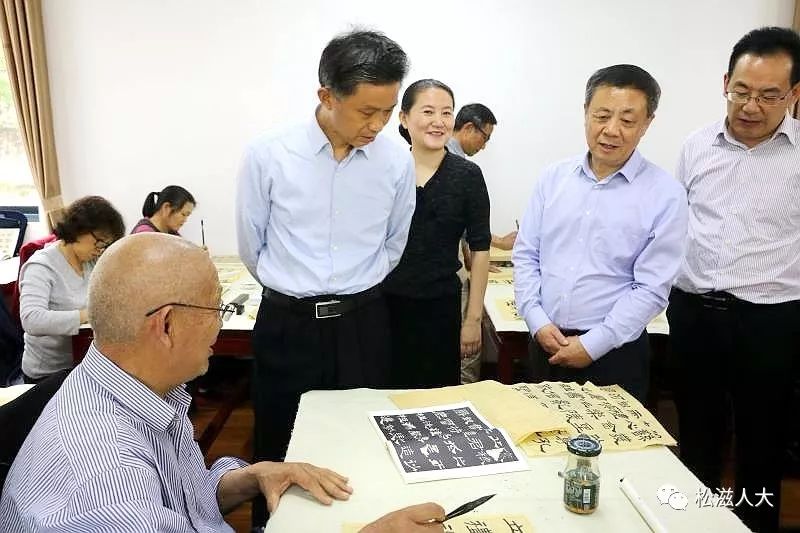 市人大常委会主任会议调研老年大学建设发展情况